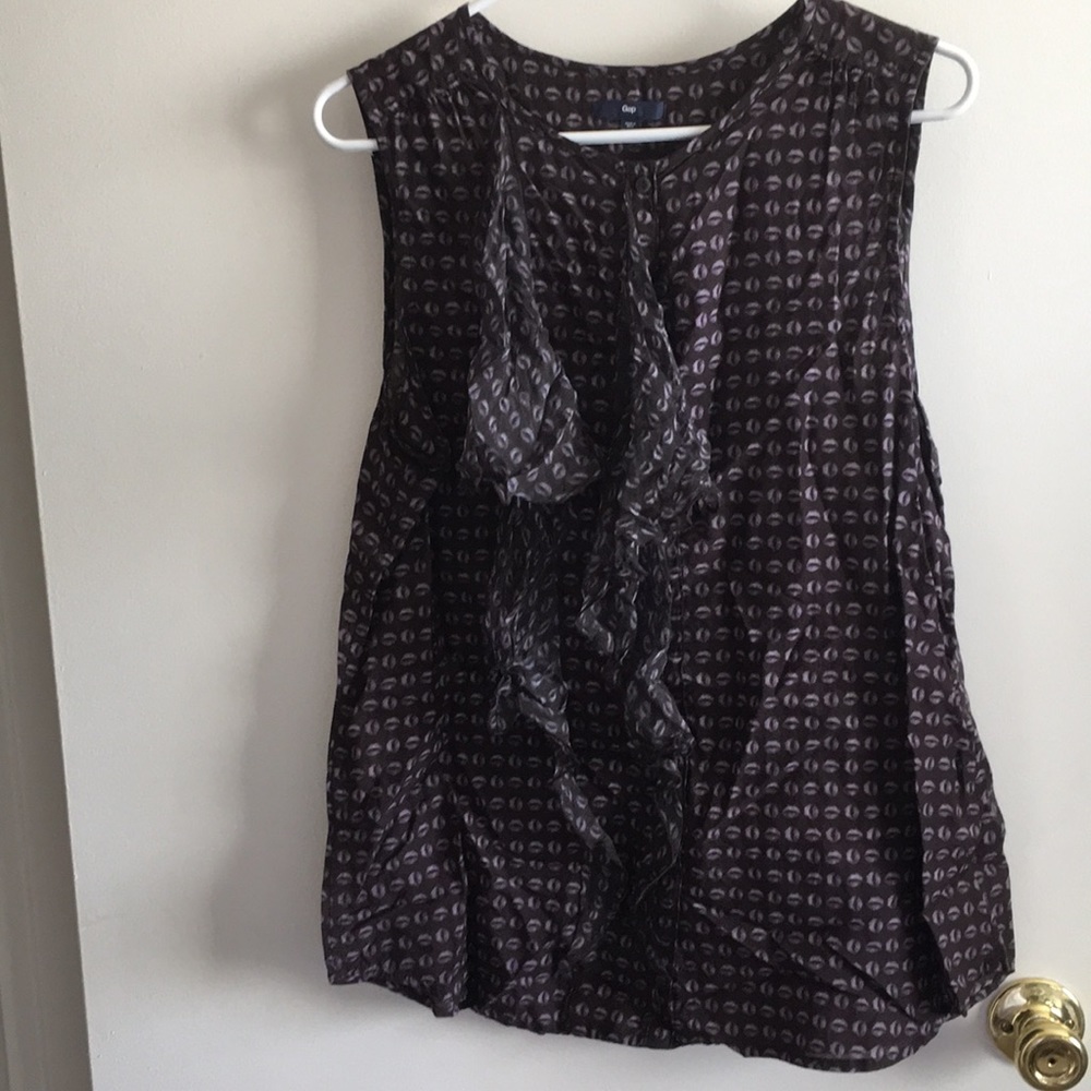 Gap lip print top